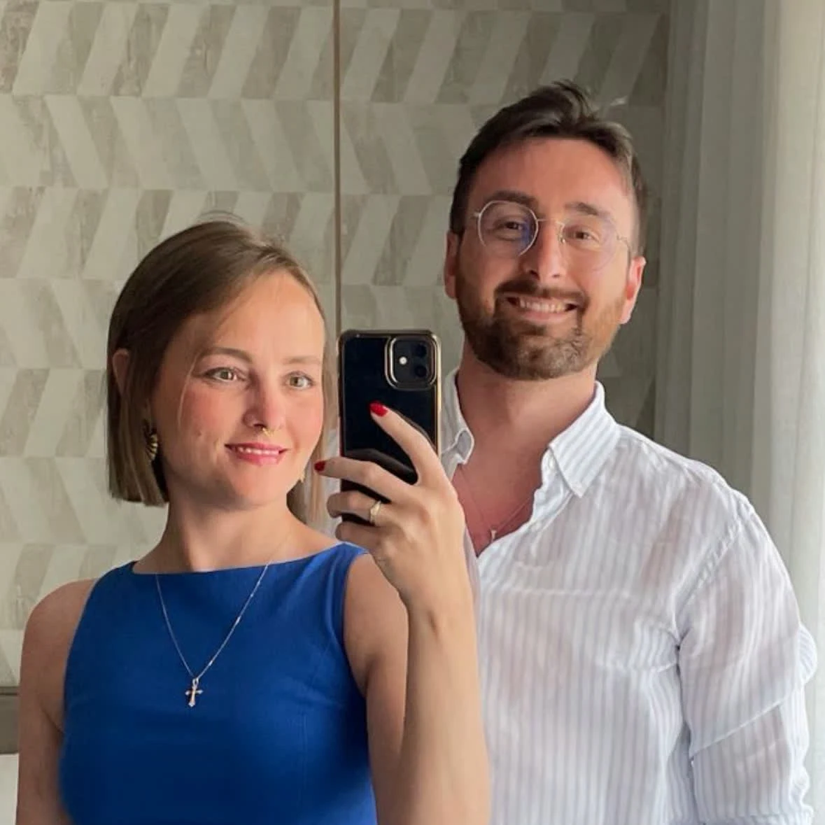 Roland und Anastasia · Mirror-Selfie · verheiratet